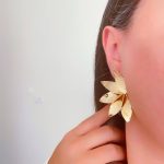 گوشواره گل هشت‌پر طلایی مدل لاریسا طرح زارا 15 - تصویر 2