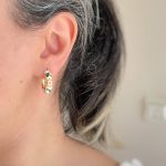 گوشواره حلقه ای میناکاری سفید با گل نارنجی استیل
