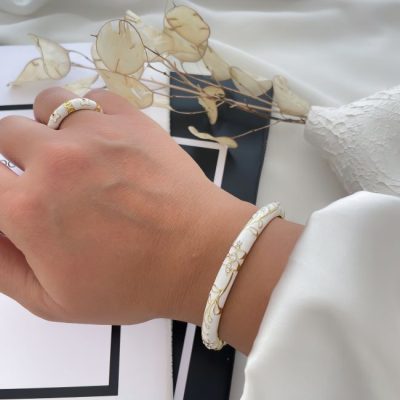دستبند النگویی (بنگل) میناکاری گل نگیندار سفید