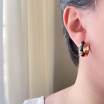گوشواره حلقه ای میناکاری مشکی با گل صورتی استیل