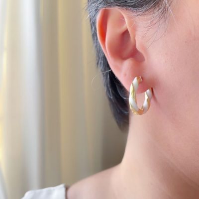 گوشواره حلقه ای میناکاری سفید پیچ استیل