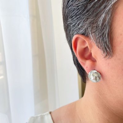گوشواره میناکاری گل مروارید سفید