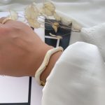 دستبند النگویی (بنگل) میناکاری موج سفید صدفی