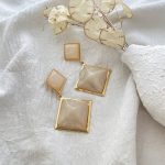 گوشواره میناکاری سفید صدفی آویز طرح 3