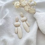 گوشواره میناکاری سفید صدفی آویز طرح 1