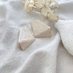 گوشواره میناکاری سفید صدفی آویز طرح 4