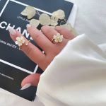 انگشتر جواهری گل صدفی سفید نگیندار