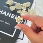 انگشتر جواهری گل صدفی سفید نگیندار