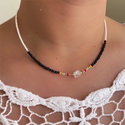 گردنبند مهره ای سفید و مشکی با پلاک کیوب