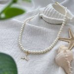 گردنبند چوکر (طوق) مروارید مینیمال با آویز دم وال