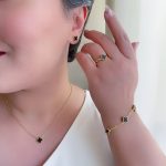 سرویس کامل ونکلیف مشکی گل ریز استیل (گردنبند تک گل)