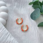 گوشواره حلقه ای میناکاری نارنجی با گل صورتی استیل