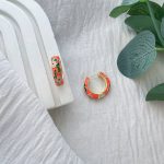 گوشواره حلقه ای میناکاری نارنجی با گل صورتی استیل