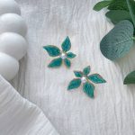 گوشواره میناکاری گل یاس و مروارید فیروزه ای استیل