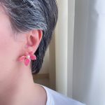 گوشواره میناکاری گل یاس و مروارید صورتی استیل