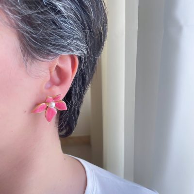 گوشواره میناکاری گل یاس و مروارید صورتی استیل