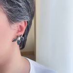 گوشواره میناکاری گل یاس و مروارید مشکی استیل