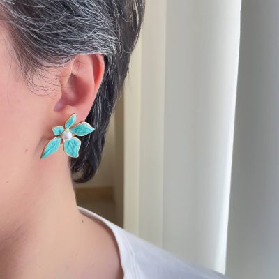 گوشواره میناکاری گل یاس و مروارید فیروزه ای استیل