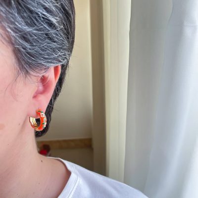 گوشواره حلقه ای میناکاری نارنجی با گل صورتی استیل