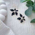 گوشواره میناکاری گل یاس و مروارید مشکی استیل